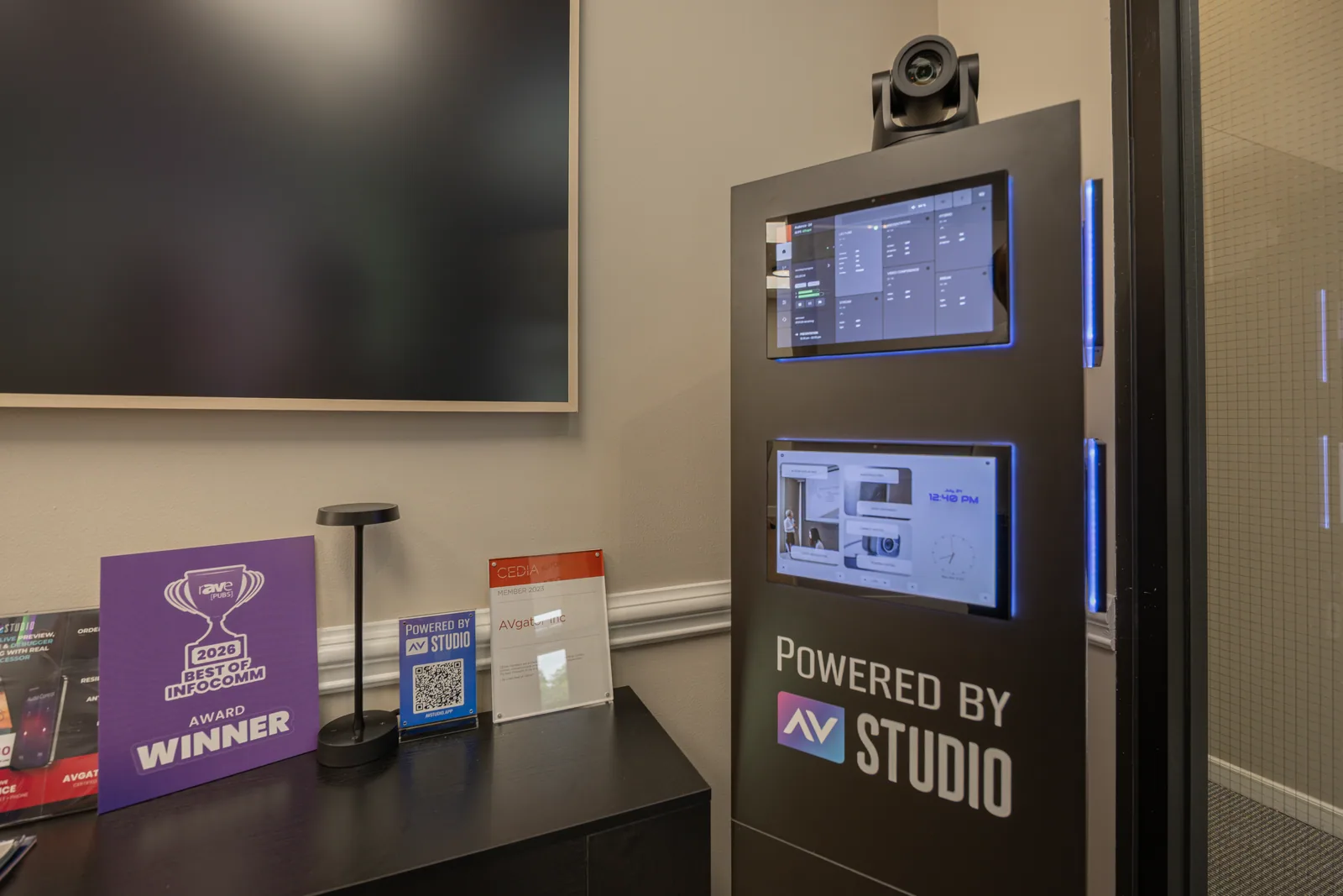 Live control interfaces and video collaboration equipment in the AVgator showroom